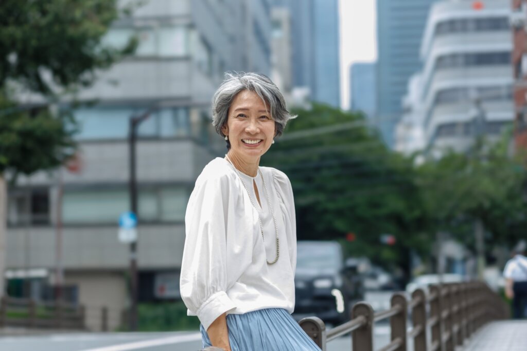 笑顔の兼子久実さん(屋外)